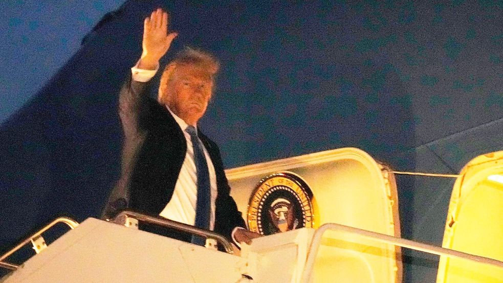 Am späten Montagabend (Ortszeit) stieg Trump an Bord der Air Force One - und teilte dann gegen Macron aus. Foto: Mark Schiefelbein/AP/dpa