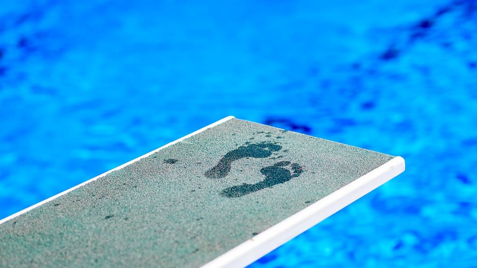 Je nach Region dauert der Weg ins nächste Freibad deutlich länger. (Symbolbild) Foto: Julian Stratenschulte/dpa