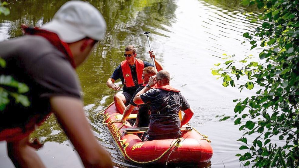 Feuerwehrleute und Reptilienexperten arbeiteten in einem Boot und mit einer Drohne Hand in Hand. Foto: Lars Chowanietz
