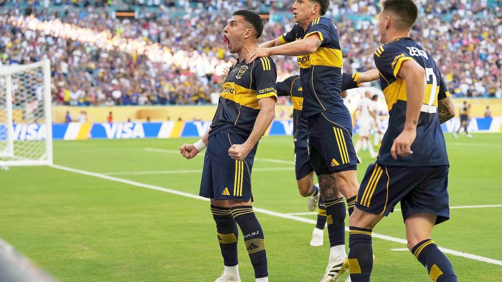 Rodrigo Battaglia (l) jubelt nach seinem Treffer für die Boca Juniors. Foto: Rebecca Blackwell/AP/dpa
