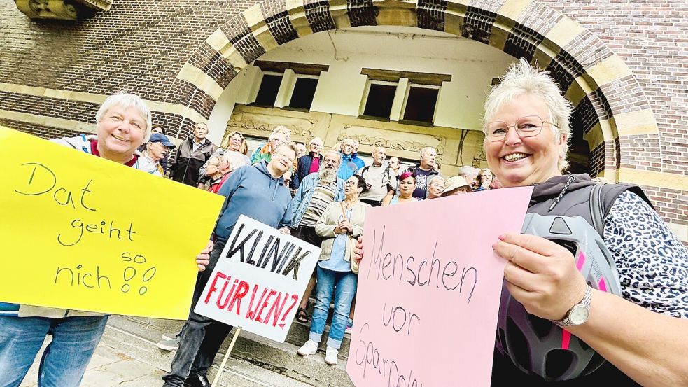 Bereits vor der Sitzung des Gesundheitsausschusses des Emder Rats hatte es eine Demo für den Erhalt der Notfallversorgung in Emden gegeben. Jetzt – vor der Ratssitzung – wollen erneut Menschen zusammenkommen. Foto: Klaus Ortgies/Archiv