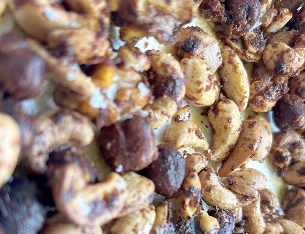 Die Zubereitung der Nüsse geht fix: Mit Olivenöl, Honig und Gewürzen mischen und ab in den Airfryer. Dort werden sie geröstet. Foto: Carmen Leonhard