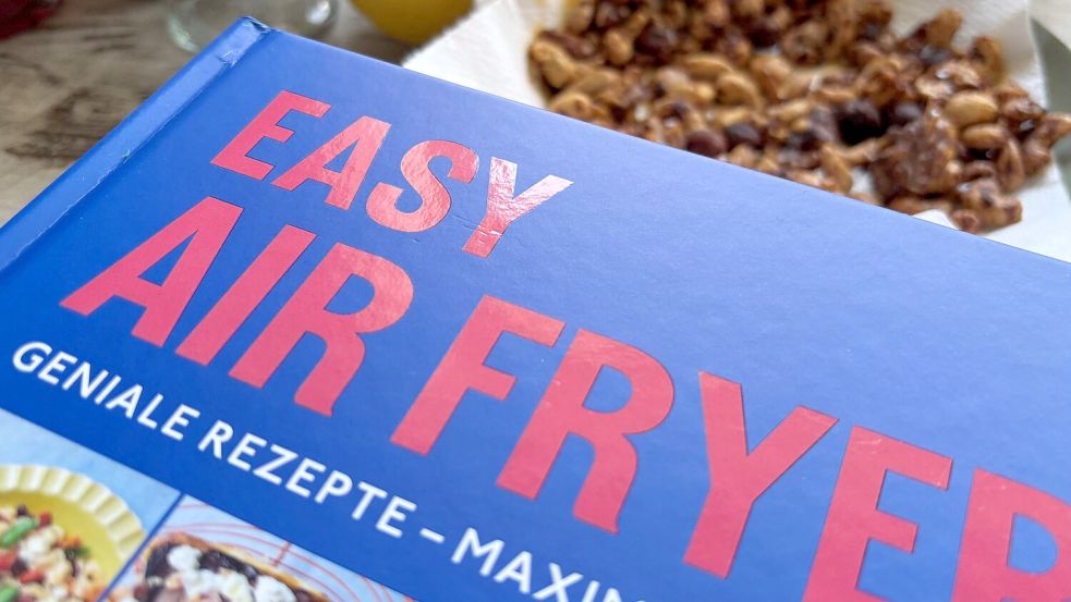 Das Buch „Easy Airfryer“ von Jamie Oliver hält dieses Blitzrezept parat, zeigt aber auch, wie man andere tolle Gerichte zubereiten kann. Foto: Carmen Leonhard