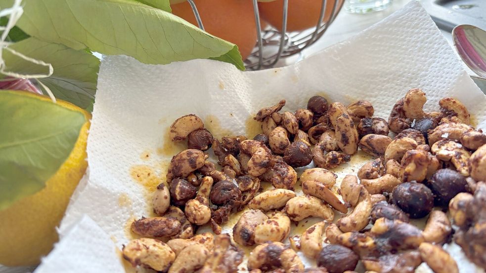 Erst abkühlen lassen, dann knuspern: Das ist die größte Herausforderung bei diesem Rezept. Foto: Carmen Leonhard