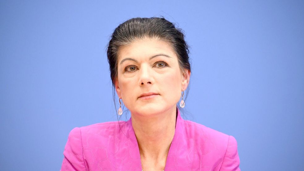 Sahra Wagenknecht fordert die SPD auf, sich gegen den „Kriegskurs“ von Lars Klingbeil zu entscheiden. Der SPD-Parteichef hatte Militärausgaben von 3 oder 3,5 Prozent der Wirtschaftsleistung in Aussicht gestellt. Foto: dpa/Sören Stache