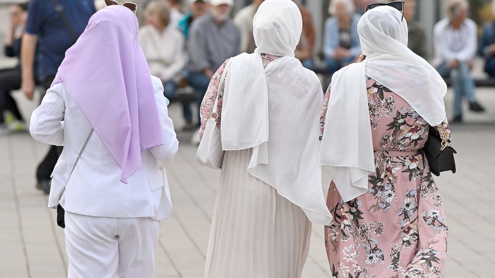 Frauen, die Kopftuch tragen, werden besonders häufig zur Zielscheibe. (Symbolbild) Foto: Patrick Pleul/dpa