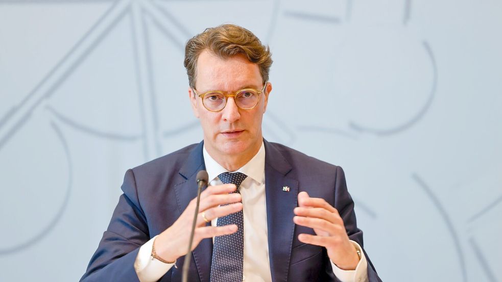 Nordrhein-Westfalens Ministerpräsident Hendrik Wüst (CDU) verlangt angesichts der erwarteten Steuerausfälle für Länder und Kommunen durch das geplante Investitionspaket des Bundes Kompensationen. Foto: Thomas Banneyer/dpa