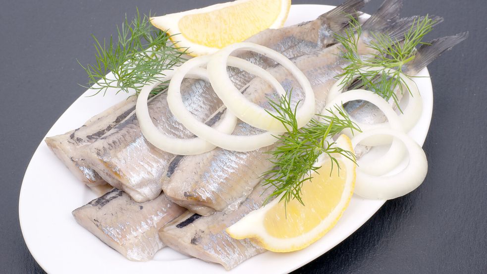 Jetzt beginnt wieder die Matjessaison. Den frisch veredelten Hering gibt es im Fischhaus Ditzum und Tichelwarf. Foto: Christian Jung - stock.adobe.com