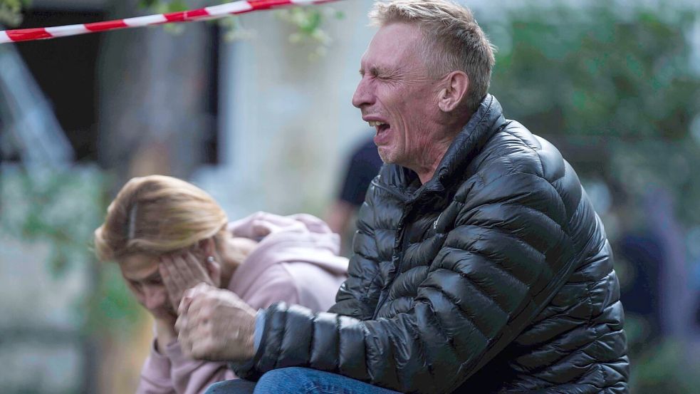 In Kiew wurden mindestens 14 Menschen durch den russischen Angriff getötet. Foto: Evgeniy Maloletka/AP/dpa