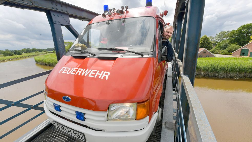 Gerade so und mit eingeklappten Spiegeln passt das jetzige Einsatzfahrzeug der Feuerwehr Amdorf-Neuburg über die sehr schmale Ledabrücke. Am Steuer ist Ortsbrandmeister Oliver Freese. Foto: Klaus Ortgies