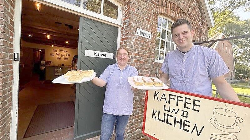 Sonja Utzelmann und Max Busker servieren in der Teestube des Landwirtschaftsmuseums donnerstags bis sonntags auch frischen Kuchen. Foto: Stephanie Tomé