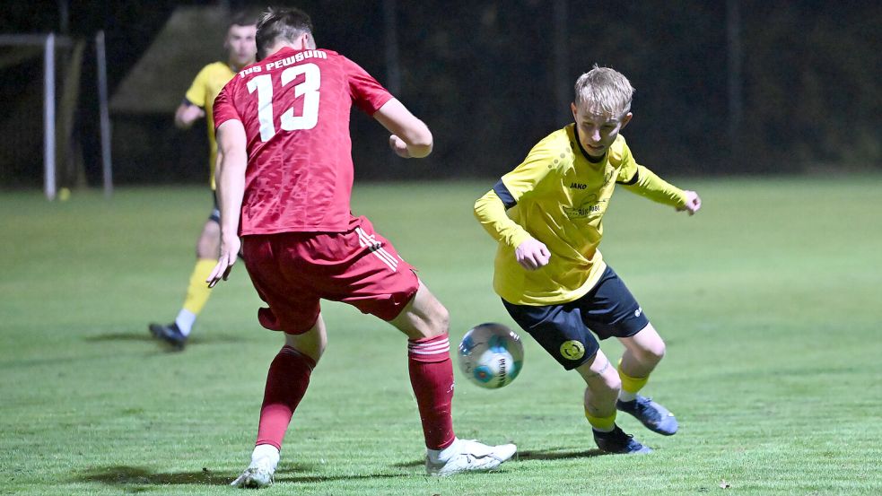 Einer der Titelanwärter, der TuS Pewsum (links Daniel Müller), empfängt am ersten Spieltag den TuS Middels (rechts Felix Schmauder). Foto: Doden, Blomberg