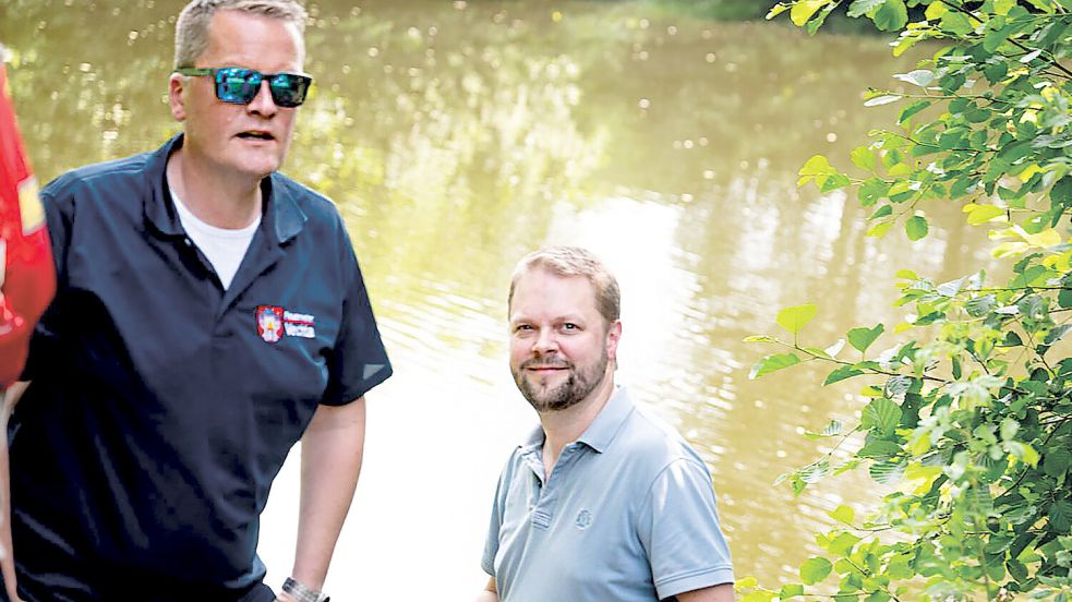 Vor Ort bei der Alligator-Suche: Daniel Belling von der Feuerwehr Vechta und Reptilien-Experte Florian Häselbarth (rechts) am Samstag. Mittlerweile steht fest: Es gibt kein Krokodil im Regenrückhaltebecken in Vechta. Fotos: Lars Chowanietz