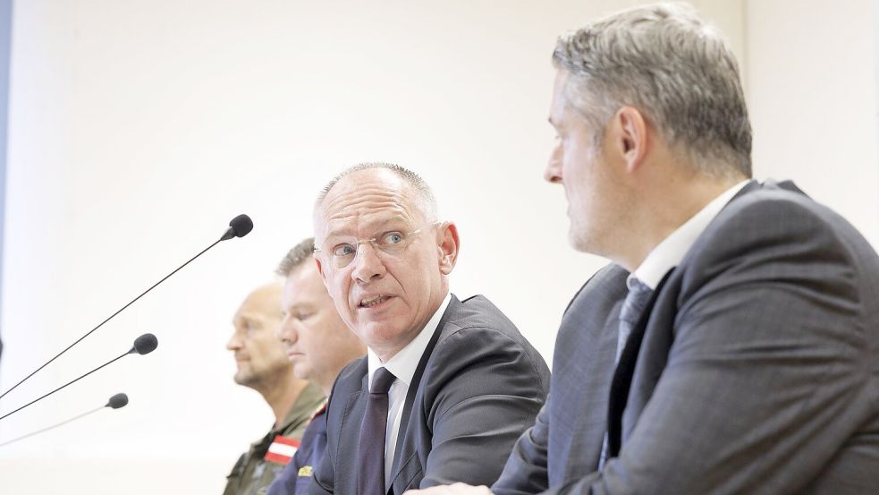 Österreichs Innenminister informierte mit Ermittlern über die bisherigen Erkenntnisse. Foto: Erwin Scheriau/APA/dpa