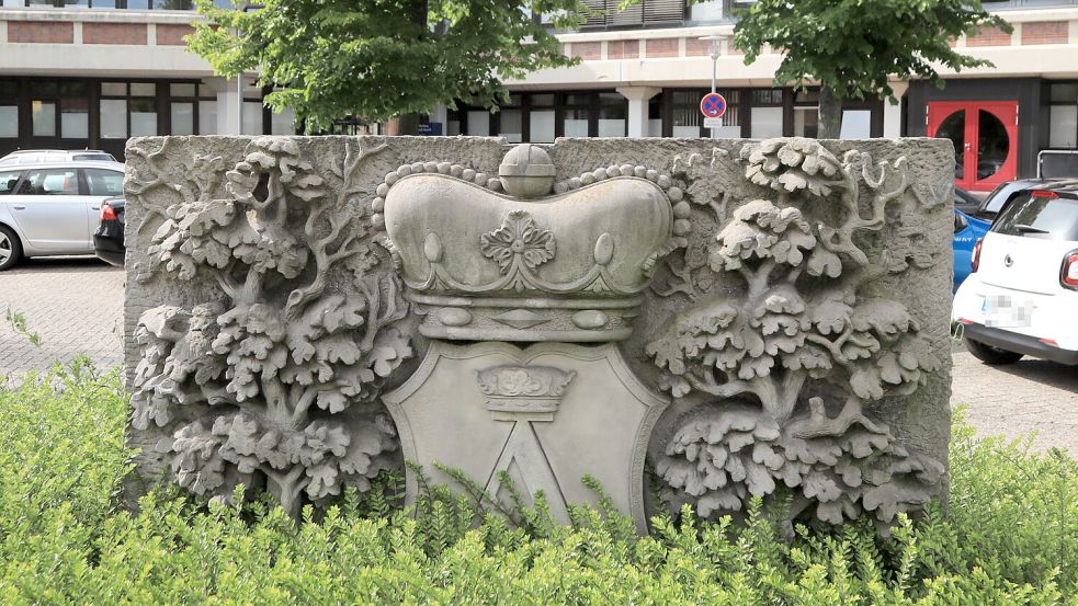So wie dieses Wappen zum Teil von der Hecke verdeckt wird, bleibt auch ein Teil der Stadtgeschichte im Dunkeln. Foto: Romuald Banik