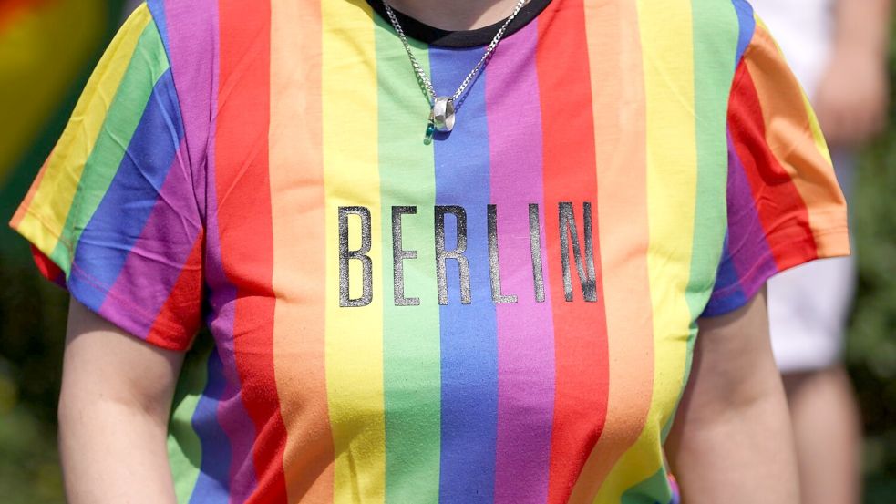 Darf das Regenbogennetzwerk des Bundestags am Christopher Street Day in Berlin teilnehmen? Darüber wird in scharfen Worten gestritten. (Archivbild) Foto: Jörg Carstensen/dpa