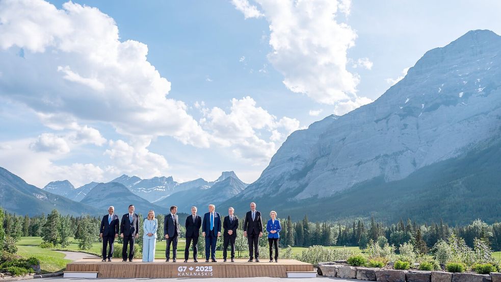 Am Rande des G7-Gipfels gab es zahlreiche Gespräche im kleinen Kreis, auch zwischen EU-Kommissionspräsidentin Ursula von der Leyen und US-Präsident Donald Trump. Foto: Michael Kappeler/dpa-Pool/dpa