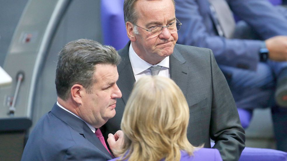 SPD-Vize und Außenpolitiker Hubertus Heil im Gespräch mit Verteidigungsminister Boris Pistorius und Arbeitsministerin Bärbel Bas (beide SPD). Hinter der Kritik an der Aufrüstungspolitik der Bundesregierung steht laut Heil nur eine Minderheit in der SPD. Foto: IMAGO/dts Nachrichtenagentur