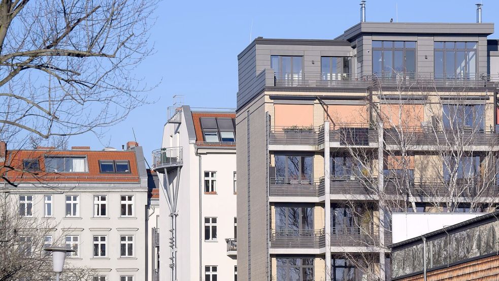 Besonders in Berlin sind die im Internet angebotenen Mieten in die Höhe geschossen. (Illustration) Foto: Bernd von Jutrczenka/dpa