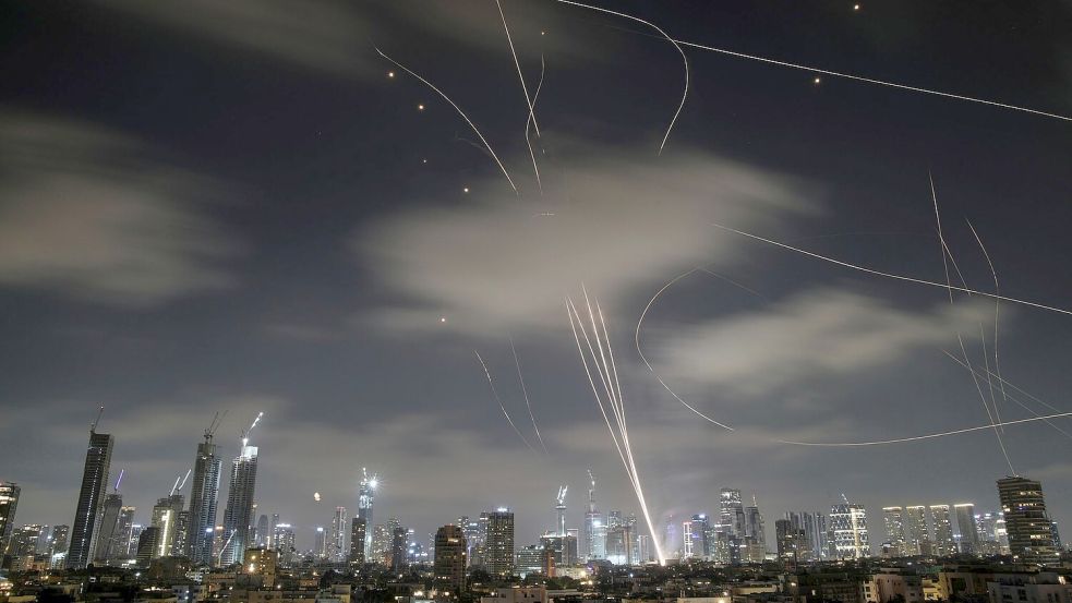 Erneut feuerte der Iran mehrere Raketensalven auf Israel ab. Foto: Leo Correa/AP/dpa