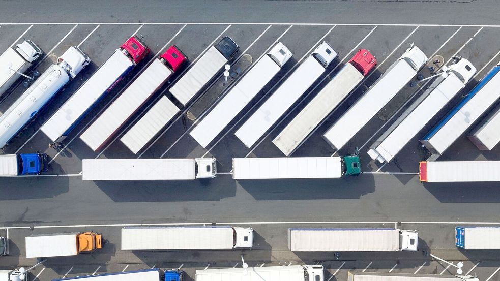Wer als Lkw-Fahrer oder -Fahrerin einen Parkplatz sucht, ist oft gezwungen, an ungeeigneten Stellen zu halten. (Symbolbild) Foto: Arnulf Stoffel/dpa