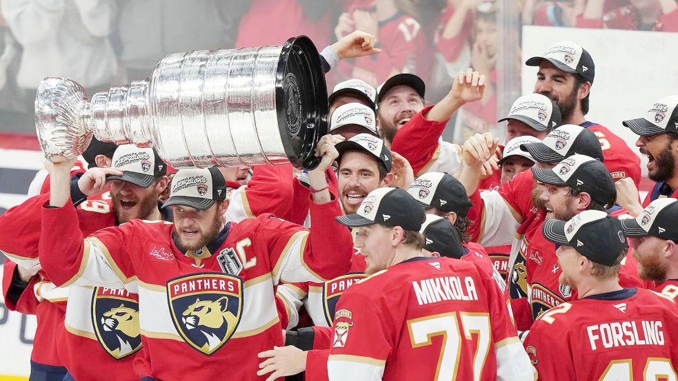 Der Stanley Cup ging erneut an die Florida Panthers. Foto: Nathan Denette/The Canadian Press/AP/dpa