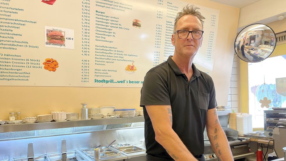 Ein Foto aus besseren Zeiten: Ewald Everts hinterm Tresen des Stadtgrills. Foto: Stephanie Schuurman