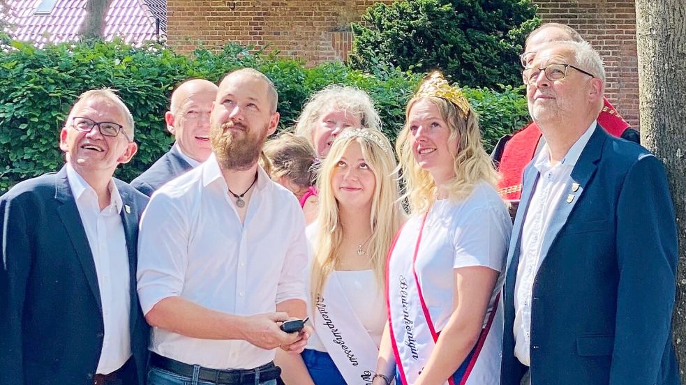 Die Ehrengäste bestaunen die Glocken. Foto: privat