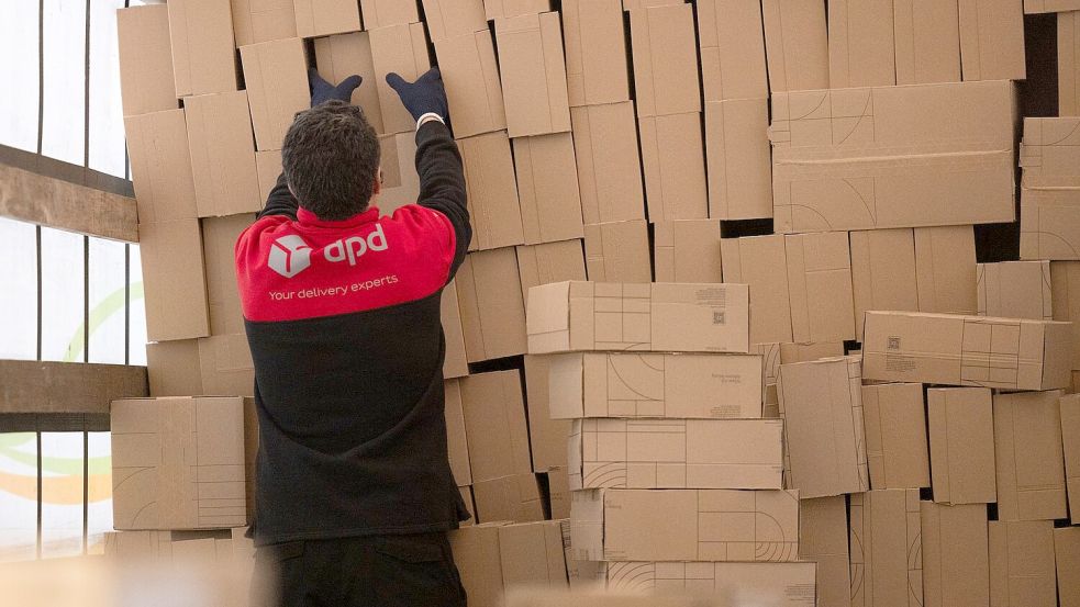 Ein Berg an Paketen, hier in einem Paketzentrum von DPD - an Logistikstandorten anderer Dienstleister sind es ähnlich große Massen. Foto: Rolf Vennenbernd/dpa
