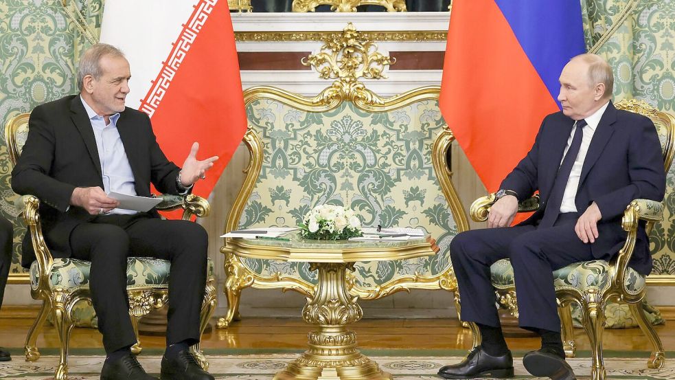 Russland und der Iran haben eine strategische Partnerschaft geschlossen - allerdings ohne eine Klausel über einen gegenseitigen militärischen Beistand. (Archivbild) Foto: Vyacheslav Prokofyev/Pool Sputnik Kremlin/AP/dpa