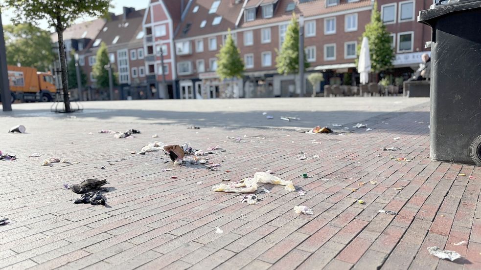 Aus diesen Resten ließe sich sicher noch ein ganzer Döner zusammenstellen: Typisches Bild des Neuen Marktes nach dem Wochenende. Fotos: Stephanie Schuurman