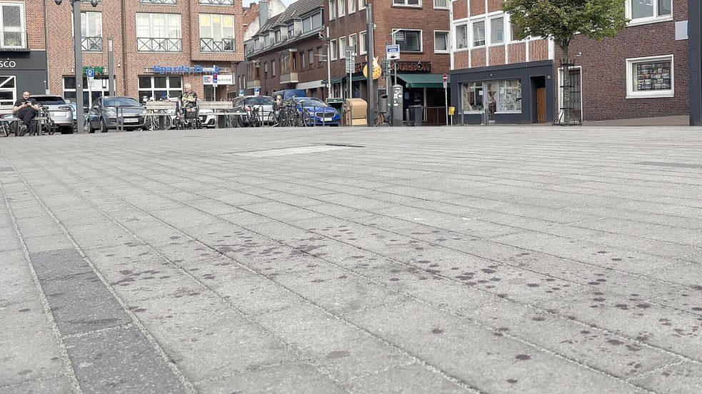 Frisch gekehrt: Die Blutflecken haben sich aber mit dem Pflasterfilm verbunden.