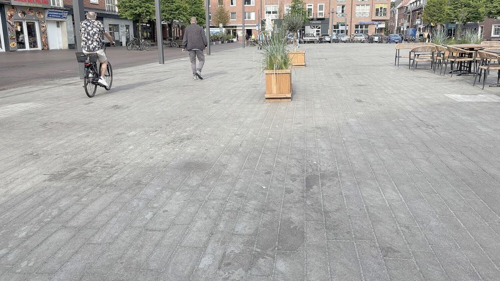 Einfach unschön: Flecken und Gebrauchsspuren auf dem Pflaster des Neuen Marktes.