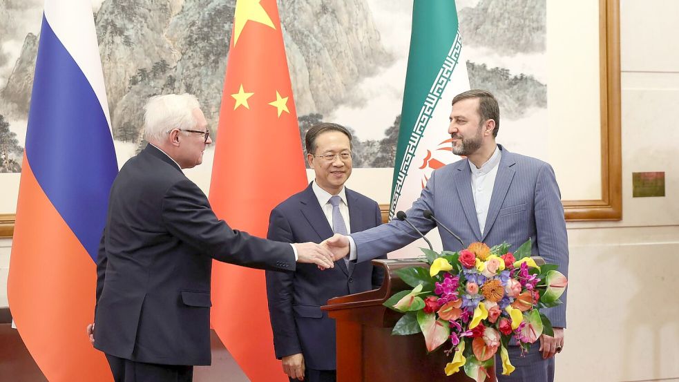 Russlands Vizeaußenminister Rjabkow gibt bei einem Treffen dem iranischen Vizeaußenminister Kazem Gharibabadi die Hand. (im Hintergrund Chinas Vizeaußenminister Ma Zhaoxu - Archivbild) Foto: Lintao Zhang/Pool Getty/AP/dpa