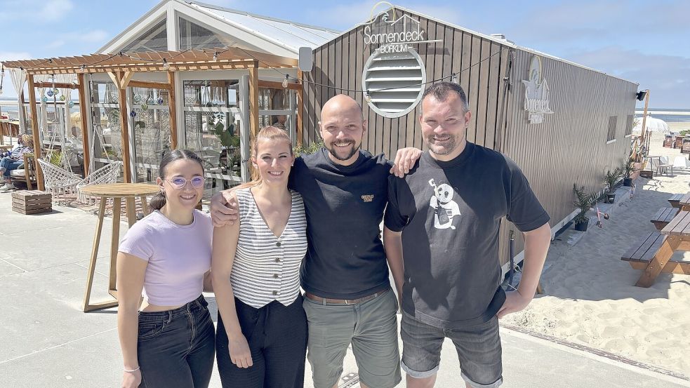 Hendrik Bremer (Zweiter von rechts) betreibt mit seiner Freundin Christine Kramer (Zweite von links) die Milchbude „Sonnendeck“. Zum Team gehören Fabian Rowohlt und Hannah Brinkmann. Foto: Jonas Bothe