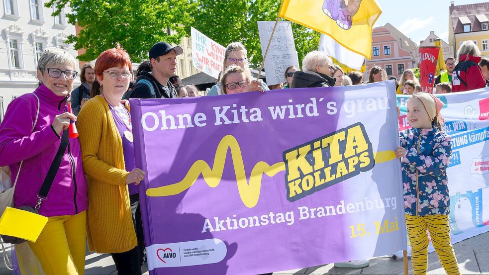 Im brandenburgischen Cottbus demonstrieren Erzieherinnen und Erzieher bei einem Aktionstag im Mai gegen einen drohenden „Kita-Kollaps“. Foto: Patrick Pleul/dpa