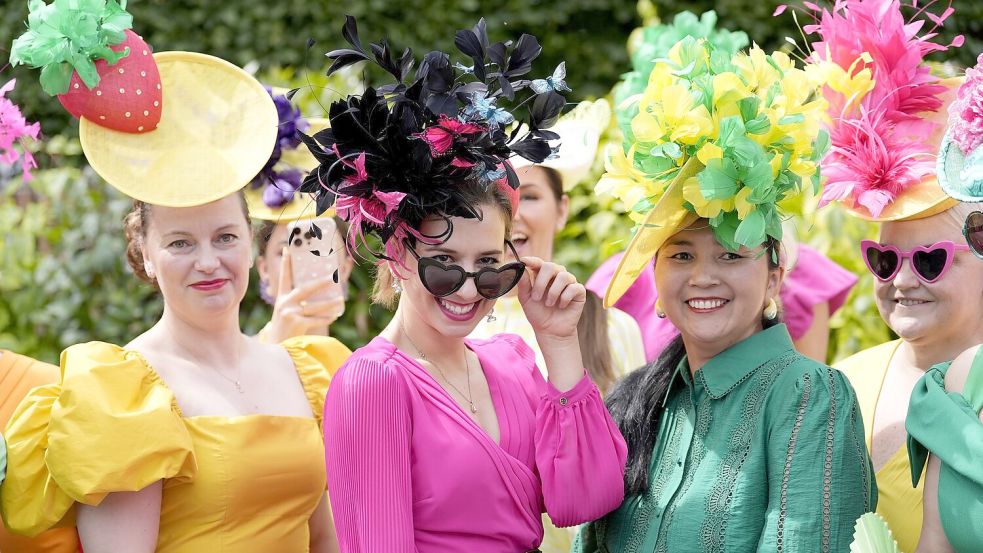 Hüte sieht man in vielen Farben und Formen. Foto: Andrew Matthews/PA Wire/dpa
