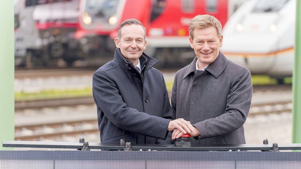 Ein Herz und eine Seele: Bahnchef Lutz und der frühere Verkehrsminister Volker Wissing feiern die Eröffnung der Riedbahn nach fast halbjähriger Komplettsperrung. (Archivbild) Foto: Andreas Arnold/dpa