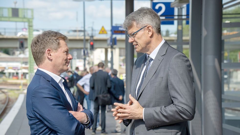 Der neue Verkehrsminister, Patrick Schnieder (CDU, rechts), und Bahnchef Richard Lutz müssen sich noch einspielen. (Archivbild) Foto: Harald Tittel/dpa