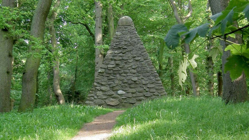Das Denkmal in Aurich erinnert an den Upstalsboom, unter dem sich die Freien Friesen trafen. Foto: Privat