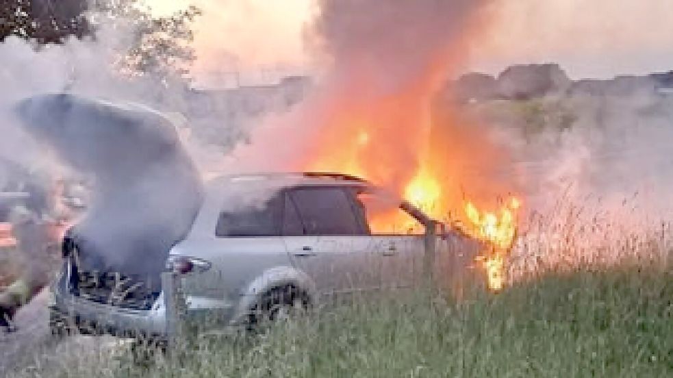 Ein Auto geriet am Dienstagabend in Rhede in Brand. Foto: Freiwillige Feuerwehr Rhede (Ems)