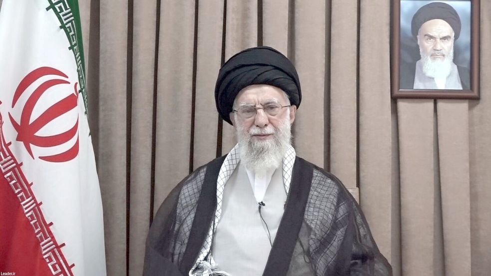 Der iranische Revolutionsführer Ali Chamenei hat in einer Ansprache die Forderung nach einer Kapitulation zurückgewiesen. Foto: -/Office of the Iranian Supreme Leader via AP/dpa