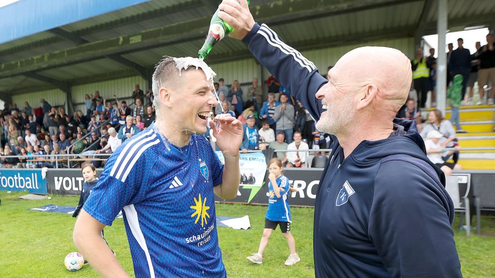 Zum Spielerabschied im Mai 2024 gab es nach der Meisterschaft auch eine Sektdusche von Stefan Emmerling für den scheidenden Kapitän. Archivfoto: Doden/Emden