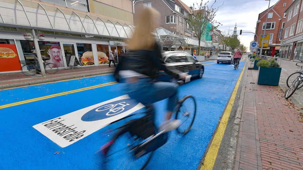 Auf der Neutorstraße in Emden fühlen sich Radfahrer laut ADFC nicht sicher. Foto: Klaus Ortgies/Archiv