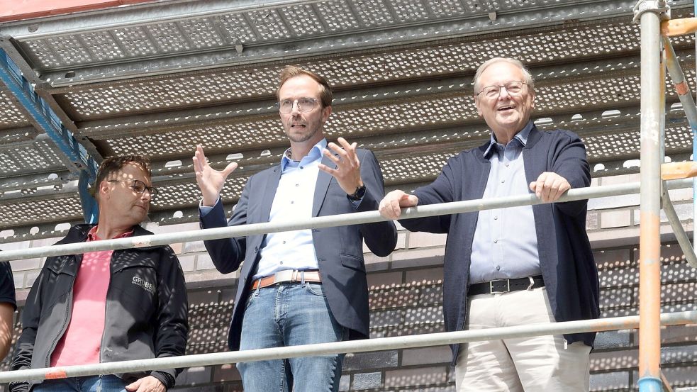 Vom Gerüst aus sprachen Bürgermeister Hendrik Schulz (Zweiter von links) und Ratsvorsitzender Dieter Baumann (rechts) zu den Gästen des Richtfestes. Foto: Karin Lüppen