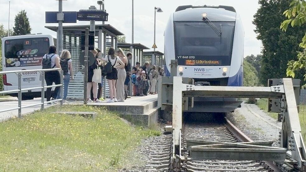 Der Prellbock im Bahnhof von Esens zeigt deutlich: Hier geht‘s nicht weiter. Die Regionalbahn fährt von diesem letzten Halt aus wieder in die entgegengesetzte Richtung, zurück nach Sande. Foto: Susanne Ullrich