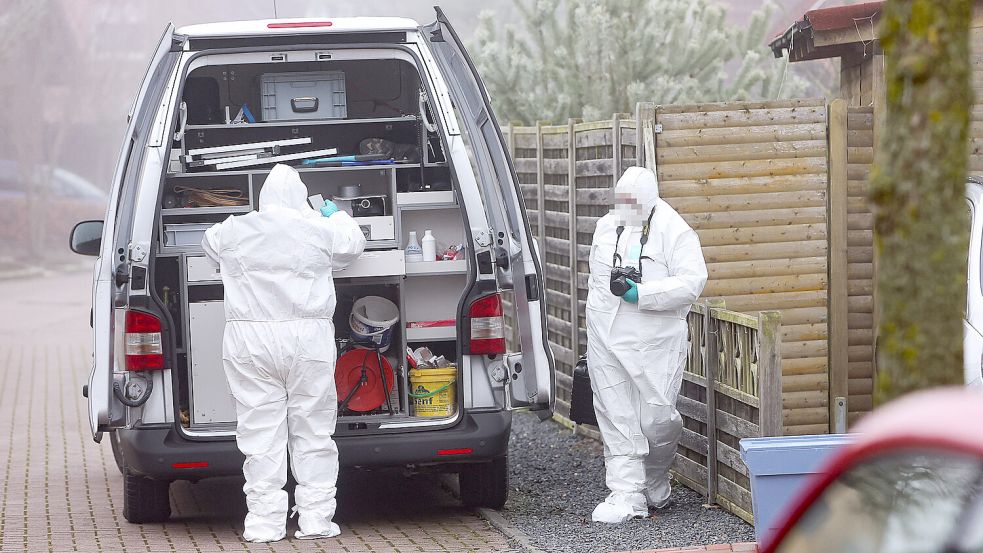 Die Spurensicherung war am 19. Januar 2025 im Emder Stadtteil Larrelt im Einsatz. Dort soll ein Mann seine Frau erstochen haben. Foto: Jens Doden/Archiv