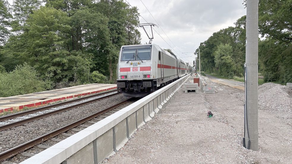 Noch halten die Züge in Ihrhove nicht: Aktuell wird am neuen Bahnhaltepunkt gebaut. Es entstehen zwei Außenbahnsteige mit einer Länge von jeweils 120 Metern. Für die Arbeiten am Haltepunkt Ihrhove ist schon vor Monaten eine Baustellenfläche in unmittelbarer Nähe des Bahnübergangs „Leegmeedlandsweg“ eingerichtet worden. Foto: Carsten Ammermann