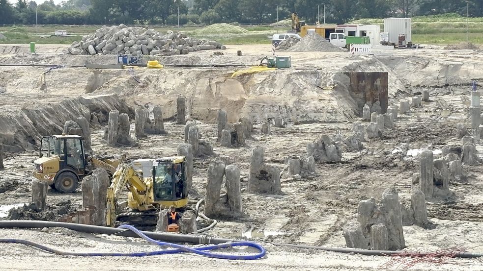 Die Pfähle für die Gründung werden bis zu 13 Meter in die Uthwerdumer Äcker getrieben. Foto: Aiko Recke