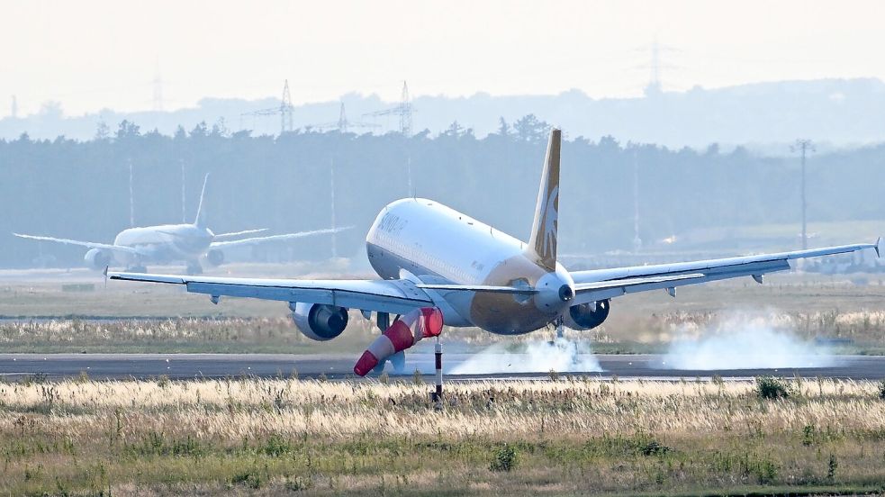 Ein Sonderflug hat 171 aus Israel ausgereiste Deutsche samt nächsten Angehörigen nach Frankfurt gebracht. Foto: Arne Dedert/dpa